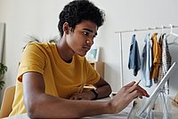 Ein junger Mann vor einem Computer