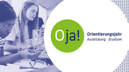 Junge Frauen arbeiten in einem Seminarraum, darüber das Logo "Oja - das Berliner Orientierungsjahr Ausbildung und Studium"