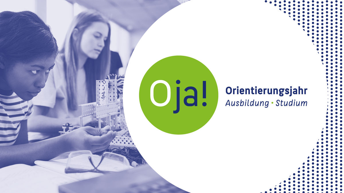 Junge Frauen arbeiten in einem Seminarraum, darüber das Logo "Oja - das Berliner Orientierungsjahr Ausbildung und Studium"