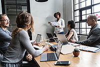 Junge Leute arbeiten zusammen an Computern