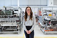 Junge Frau in einer Werkstatt