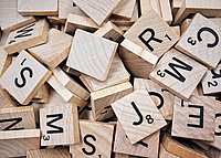 Ein Haufen von Skrabblesteinen mit Buchstaben 