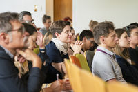Zuhörerinnen und Zuhörer in einem Konferenzraum
