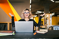 Junge Frau an einem Computer